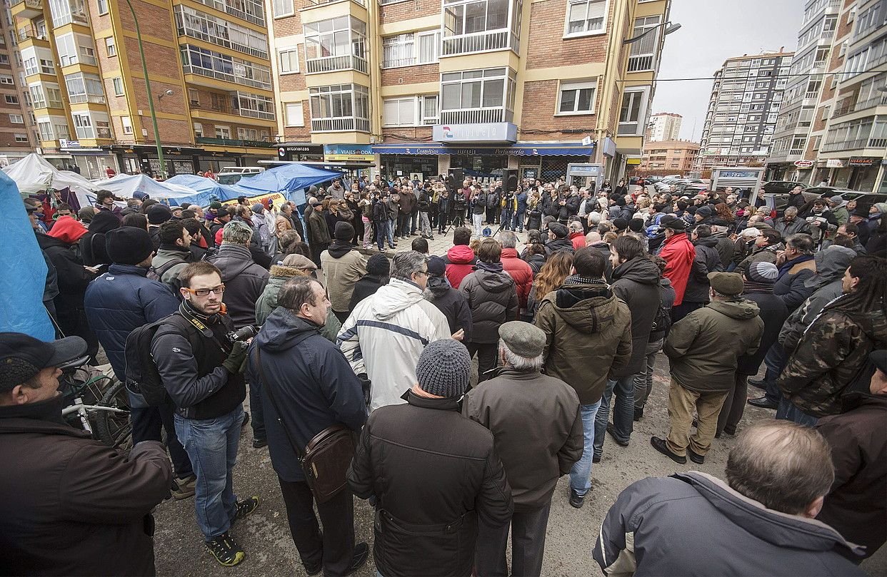 Burgosko Gamonal auzoko (Espainia) bizilagunek 2014ko urtarrilaren 19an egindako batzarran. Iñigo eta Fernando Gamonalek ez dute elkarrizketako argazkian atera nahi izan. SANTI OTERO / EFE. Burgosko Gamonal auzoko (Espainia) bizilagunek 2014ko urtarrilaren 19an egindako batzarran. Iñigo eta Fernando Gamonalek ez dute elkarrizketako argazkian atera nahi izan. SANTI OTERO / EFE.