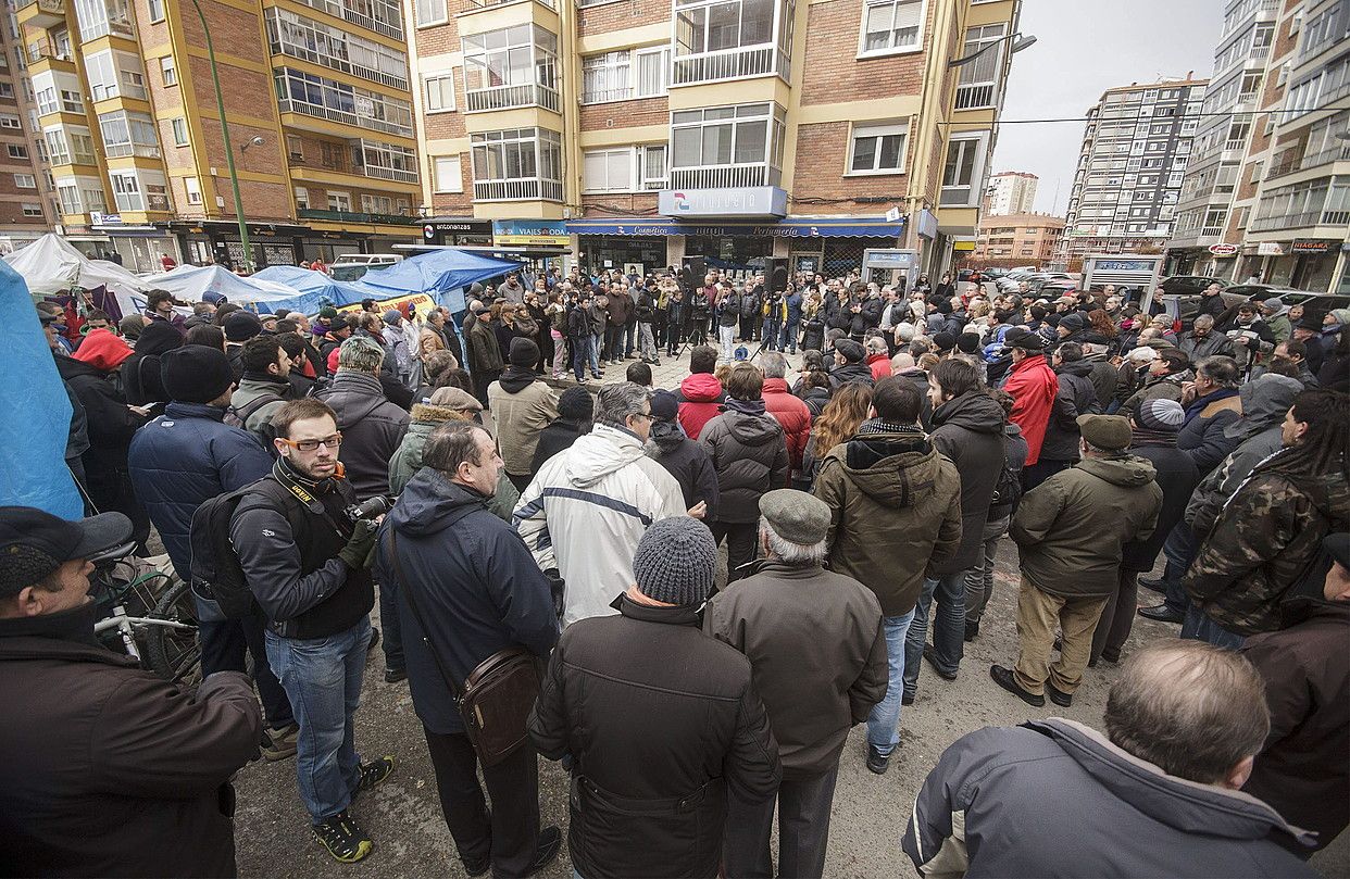 Burgosko Gamonal auzoko (Espainia) bizilagunek 2014ko urtarrilaren 19an egindako batzarran. Iñigo eta Fernando Gamonalek ez dute elkarrizketako argazkian atera nahi izan. SANTI OTERO / EFE.