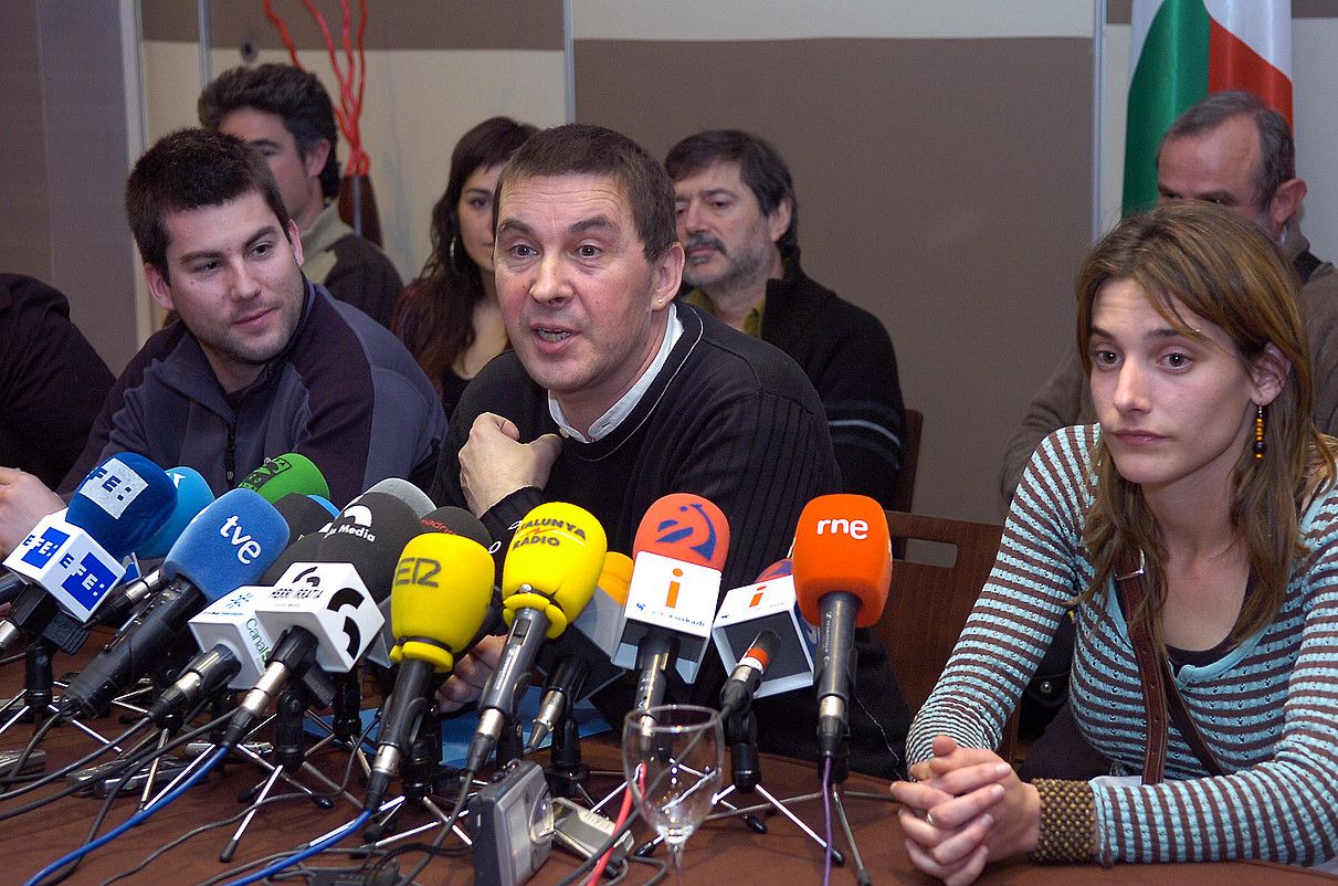 Arkaitz Rodriguez eta Arnaldo Otegi, 2009ko martxoan Donostian egindako agerraldian. Imanol otegi / argazki press IMANOL OTEGI / ARGAZKI PRESS.
