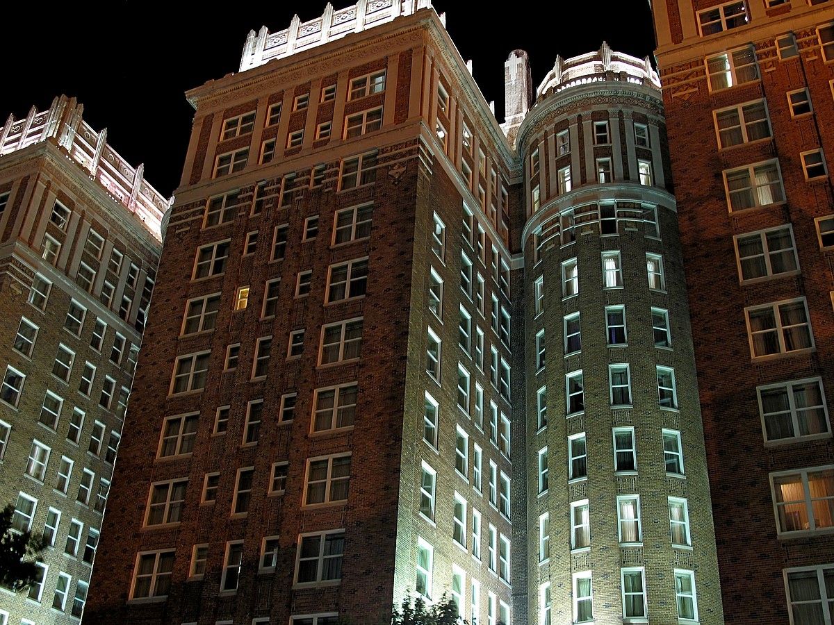 Oklahoma Cityko Skirvin Hilton hotelaren aurrealdea, gauez argiztaturik. BERRIA. Oklahoma Cityko Skirvin Hilton hotelaren aurrealdea, gauez argiztaturik. BERRIA.
