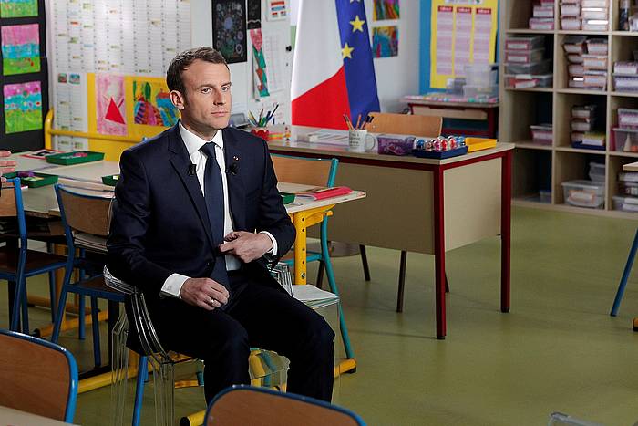 Emmanuel Macron, Berd'huis herriko eskolan eskainitako elkarrizketan. YOAN VALAT / EFE