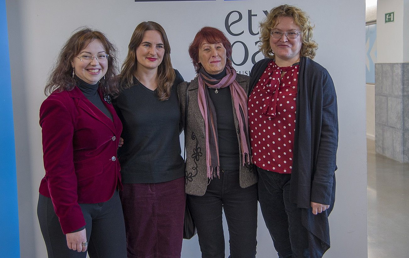 Laura Liubinaviciute (Lituania), Katarzyna Sosnowska (Polonia), Mariya Petrova (Bulgaria), eta Barbara Pregelj (Eslovenia) atzo Donostiako Etxepare institutuaren egoitzan izan ziren, Zornotzatik etorrita. ANDONI CANELLADA / ARP. Laura Liubinaviciute (Lituania), Katarzyna Sosnowska (Polonia), Mariya Petrova (Bulgaria), eta Barbara Pregelj (Eslovenia) atzo Donostiako Etxepare institutuaren egoitzan izan ziren, Zornotzatik etorrita. ANDONI CANELLADA / ARP.