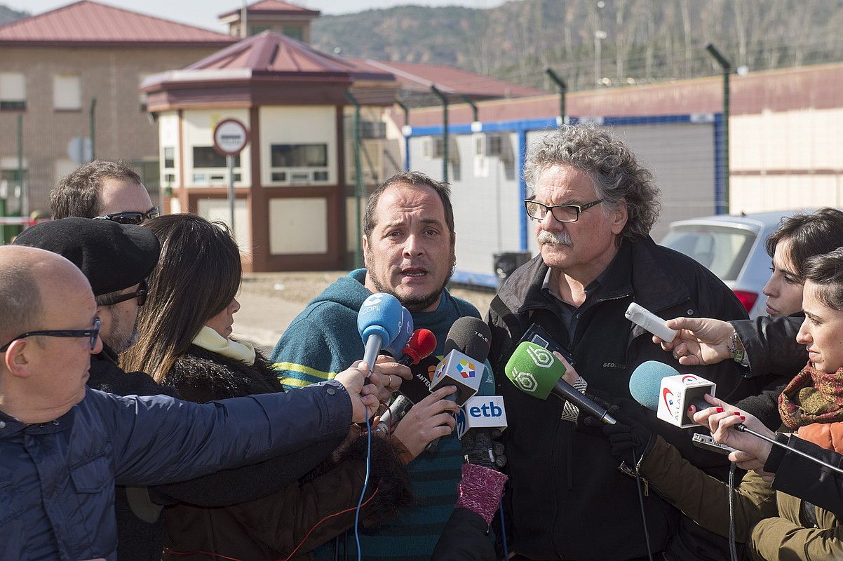 David Fernandez (CUP) eta Joan Tarda (ERC) hizlari arituko dira biharko mahai inguruan, besteak beste. IÑIGO URIZ / ARP. David Fernandez (CUP) eta Joan Tarda (ERC) hizlari arituko dira biharko mahai inguruan, besteak beste. IÑIGO URIZ / ARP.