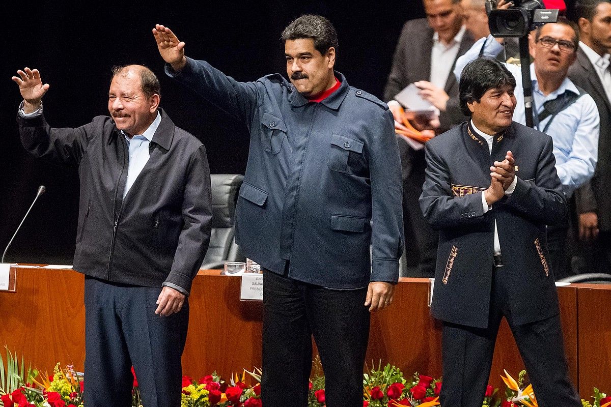 Daniel Ortega, Nicolas Maduro eta Evo Morales presidenteak, atzo, Hugo Chavezi egindako omenaldian, Caracasen. MIGUEL GUTIERREZ / EFE. Daniel Ortega, Nicolas Maduro eta Evo Morales presidenteak, atzo, Hugo Chavezi egindako omenaldian, Caracasen. MIGUEL GUTIERREZ / EFE.