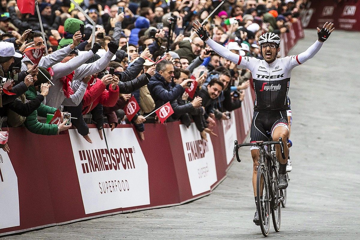 Fabian Cancellara, pozez zoratzen, atzo, Sienako helmugan. ANGELO CARCONI / EFE. Fabian Cancellara, pozez zoratzen, atzo, Sienako helmugan. ANGELO CARCONI / EFE.