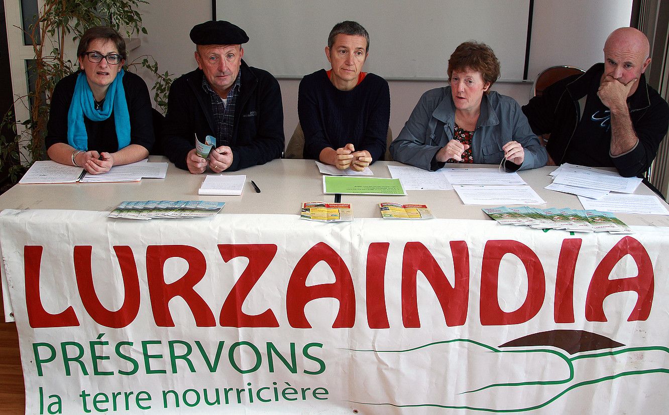 Lurzaindiako bultzatzaileak, Baionan, artxiboko irudi batean. BOB EDME. Lurzaindiako bultzatzaileak, Baionan, artxiboko irudi batean. BOB EDME.