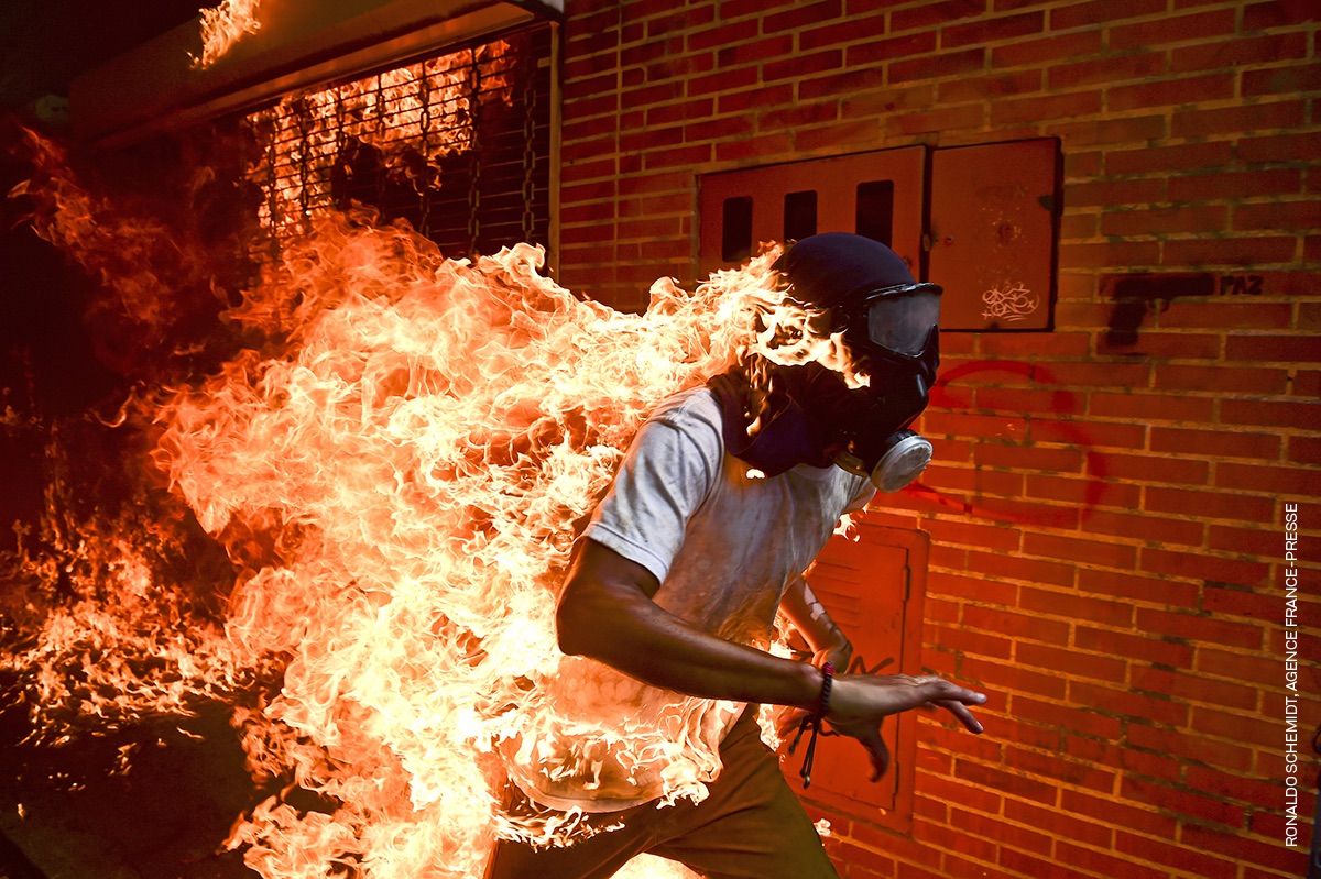 Jose Victor Salazar Balza sutan, Caracasko Gobernuaren aurkako protesta batean parte hartzen ari zela. RONALDO SCHEMIDT / AGENCE FRANCE PRESS