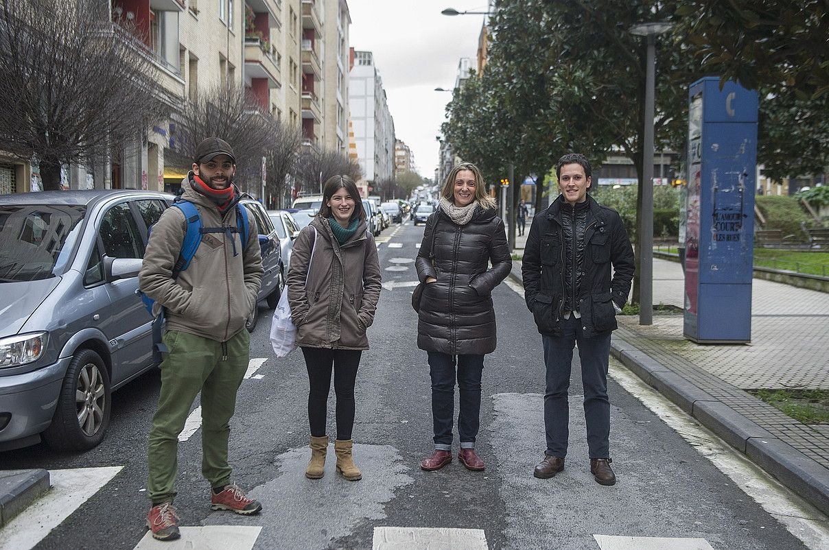 Egitasmoan parte hartu duten lagunetako lau, Egian. JON URBE / ARGAZKI PRESS.