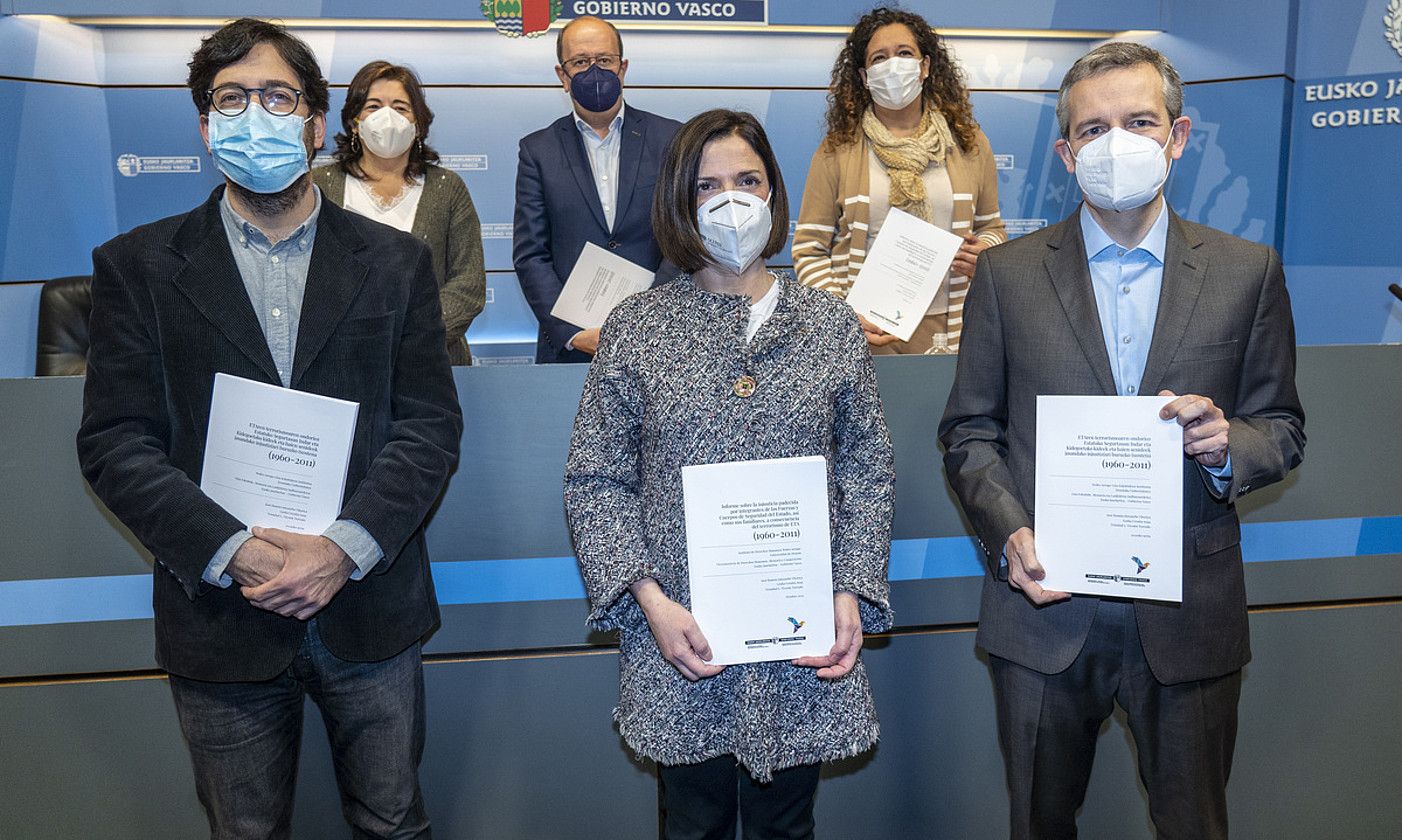 Aurreneko lerroan, ezkerretik, Gorka Urrutia, Beatriz Artolazabal eta Jose Ramon Intxaurbe, atzo. MARISOL RAMIREZ / FOKU. Aurreneko lerroan, ezkerretik, Gorka Urrutia, Beatriz Artolazabal eta Jose Ramon Intxaurbe, atzo. MARISOL RAMIREZ / FOKU.
