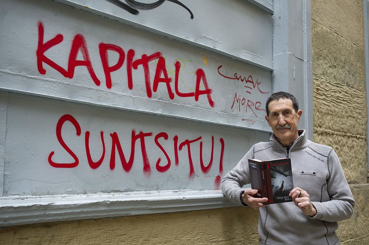 Joxe Iriarte Bikila, bere azken eleberria eskutan, atzo, Donostian. JUAN CARLOS RUIZ / ARGAZKI PRESS.