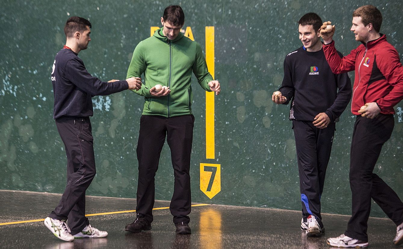 Victor Esteban, Kepa Peñagarikano pilota hautatzailea, Ander Imaz eta Iñaki Artola, atzo, Atanoko kantxan, etziko partidarako pilota aukeraketan. J. M. / ARP.