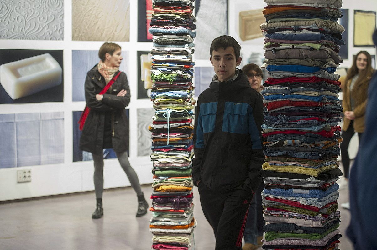Etxeko lanekin duen esperientzia islatu du artistak Isilean erakusketan. JON URBE / ARGAZKI PRESS. Etxeko lanekin duen esperientzia islatu du artistak Isilean erakusketan. JON URBE / ARGAZKI PRESS.