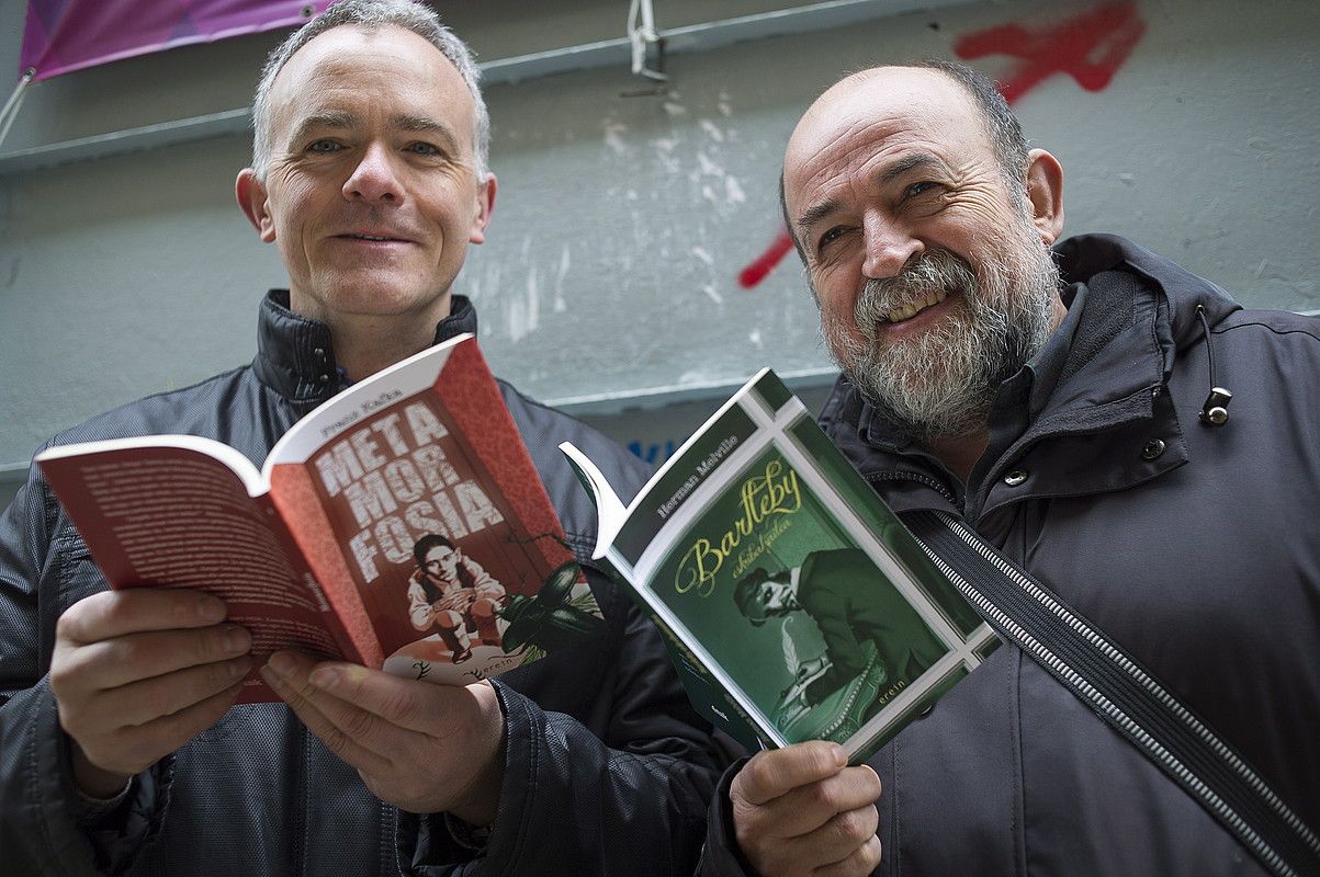 Anton Garikano eta Juan Garzia, itzulitako liburuak eskuan dituztela, atzo Donostiako aurkezpenean. JUAN CARLOS RUIZ / ARP.