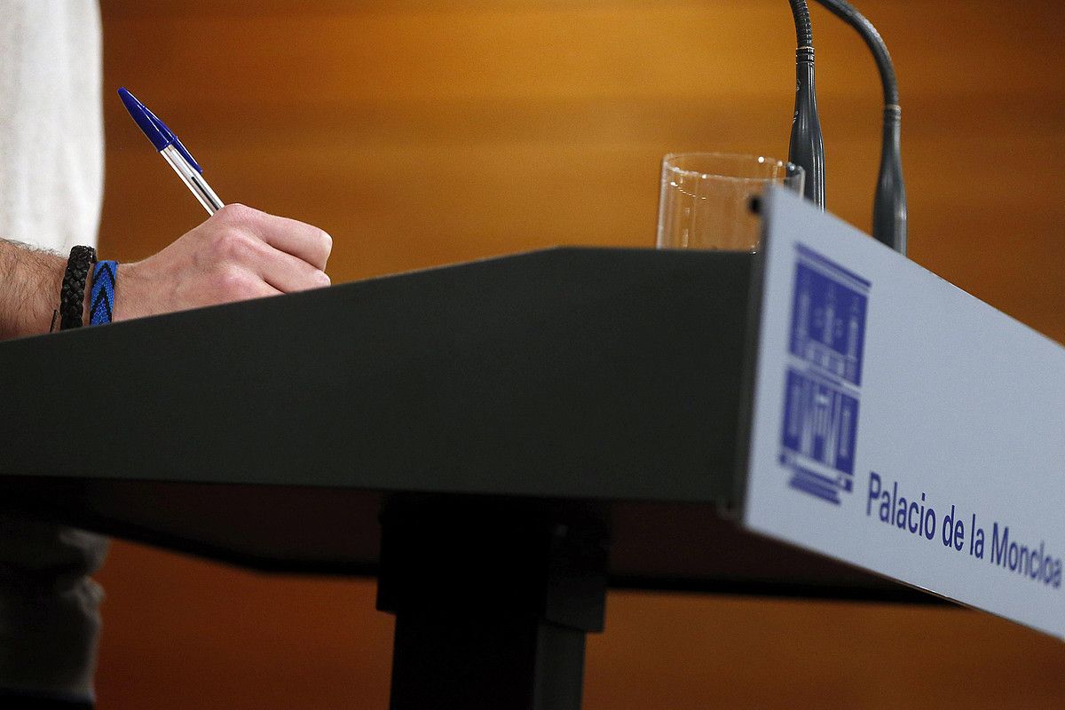 Pablo Iglesiasen eskua, Mariano Rajoyrekin bildu zenean eginiko agerraldian, iazko abenduaren 28an. J. C. HIDALGO / EFE. Pablo Iglesiasen eskua, Mariano Rajoyrekin bildu zenean eginiko agerraldian, iazko abenduaren 28an. J. C. HIDALGO / EFE.