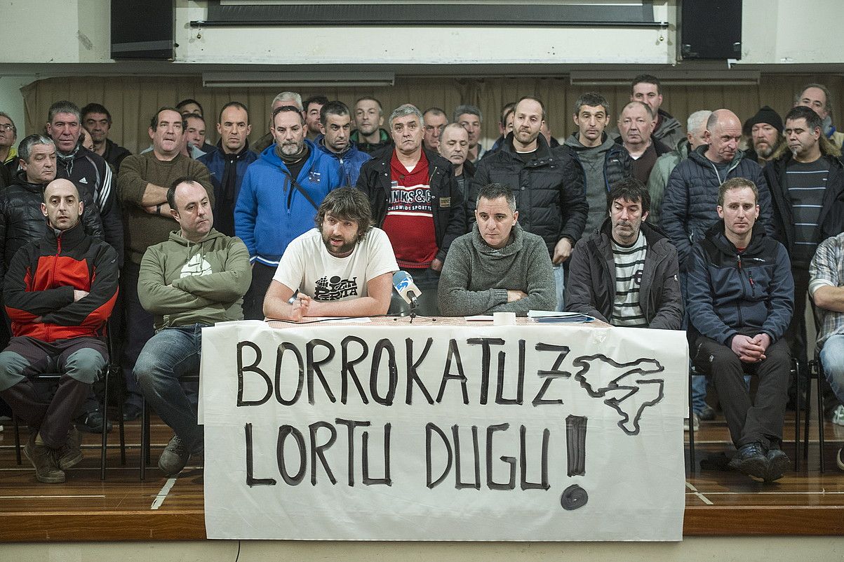 TS Fundicioneseko langile ohiak, atzo, Zestoan egindako prentsaurrekoan. JON URBE / ARGAZKI PRESS. TS Fundicioneseko langile ohiak, atzo, Zestoan egindako prentsaurrekoan. JON URBE / ARGAZKI PRESS.