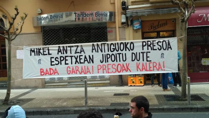 Erasoa salatzeko pankarta, atzo, Antiguan. BERRIA