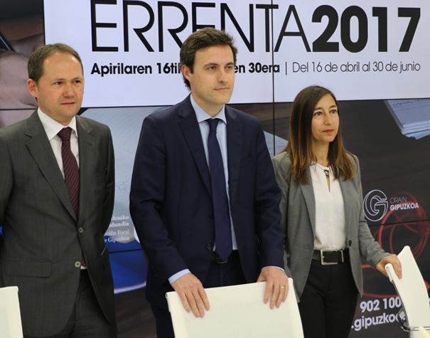 Jokin Perona Ogasun zuzendaria, Jabier Larrañaga Ogasun diputatua eta Yolanda Dominguez Zerga Kudeaketako zuzendariordea. GFA, @ORAINGIPUZKOA