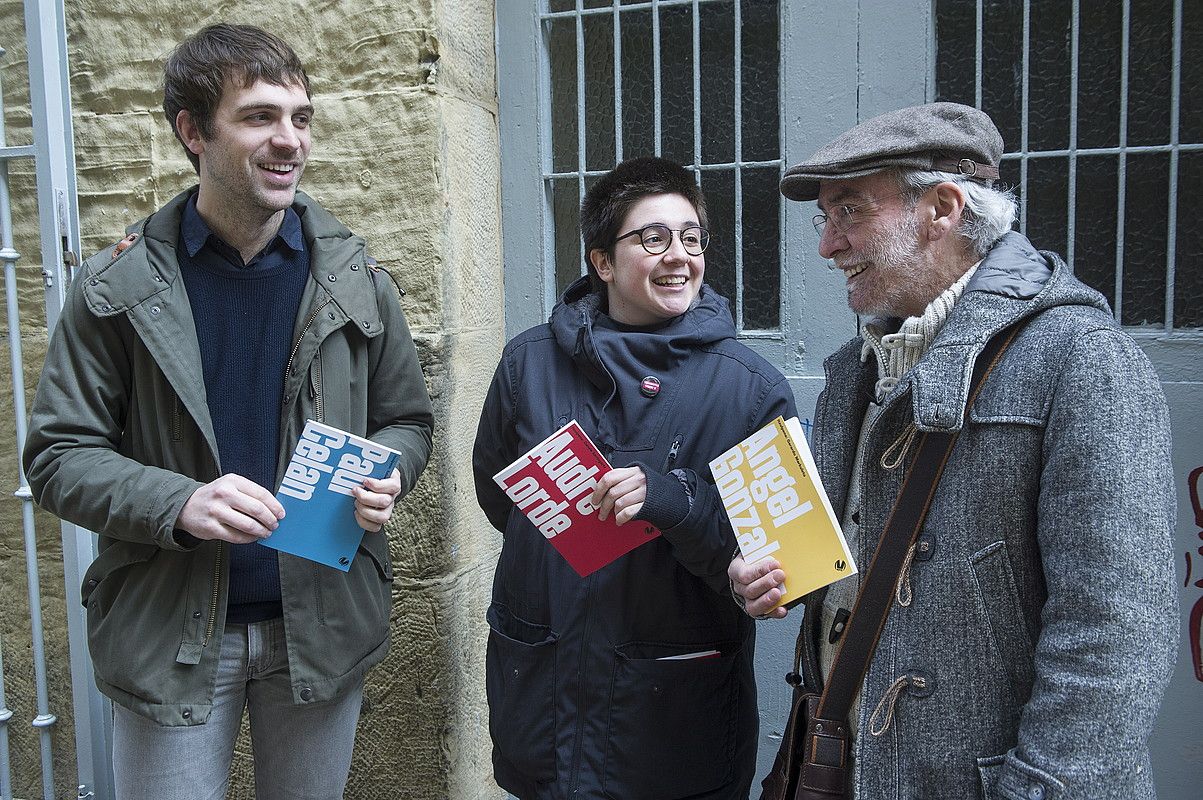 Beñat Sarasola, Danele Sarriugarte eta Gerardo Markuleta, atzo, Donostian, liburuen aurkezpenean. JON URBE / ARGAZKI PRESS.