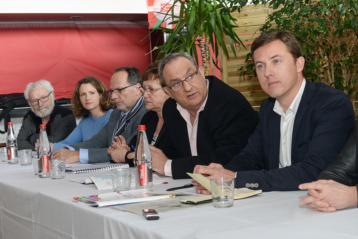 Jean-Louis Dulac, Sophie Laplace, Christian Millet-Barbe, Marie-Ange Thebaud, Peio Claverie eta Edouard Chazouilleres, atzo, Miarritzen. ISABELLE MIQUELESTORENA.