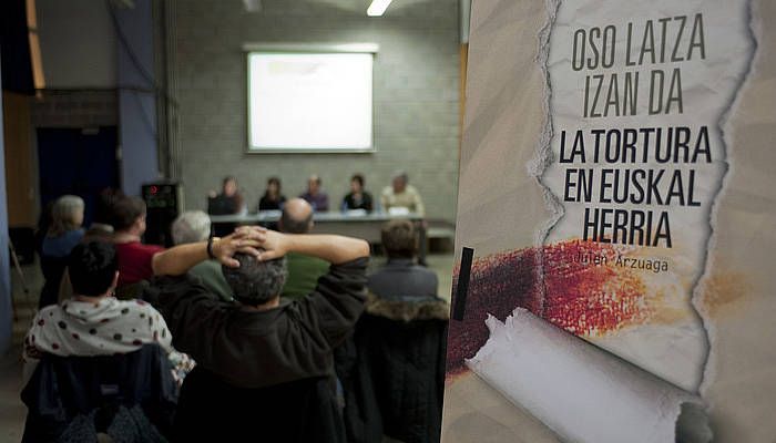 Euskal Memoria Fundazioko kideak, torturari buruz egindako publikazioaren aurkezpenean. JUAN CARLOS RUIZ/ FOKU