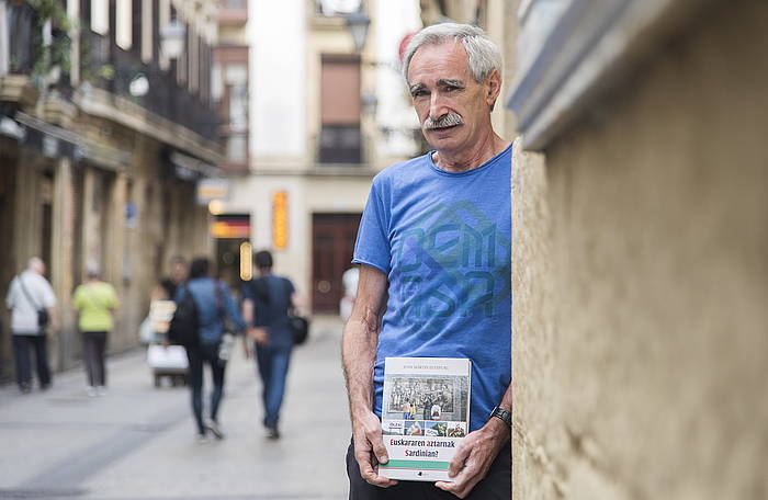 Juan Martin Elexpuru idazle eta euskal filologoa, iaz, 'Euskararen aztarnak Sardinian?' liburuaren aurkezpenean. ANDONI CANELLADA, FOKU