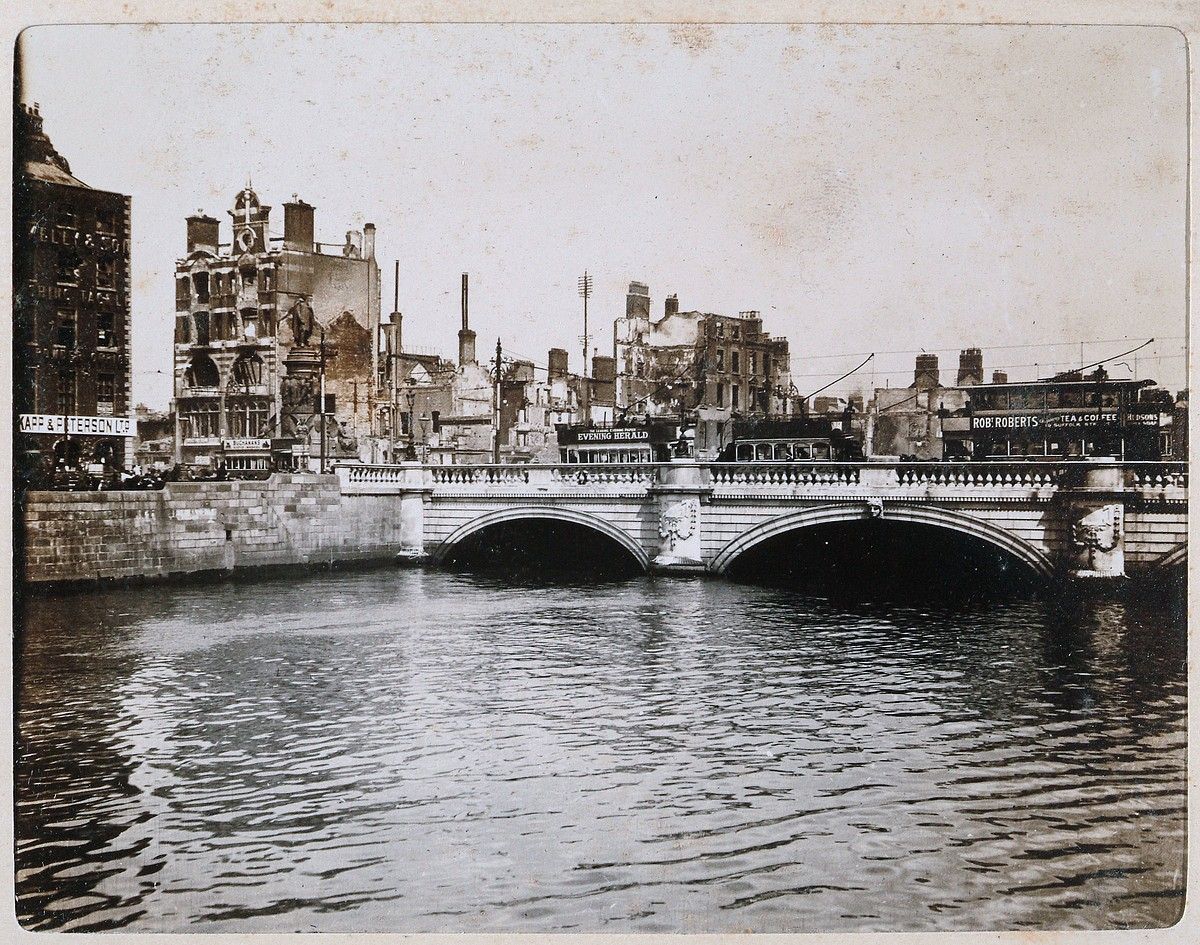 Matxinadari erantzuteko armada britainiarrak eginiko bonbardaketek kalte handiak eragin zituen Dublinen. Argazkia 1916ko maiatzaren 17koa da. WESTROPP, THOMAS JOHNSON.