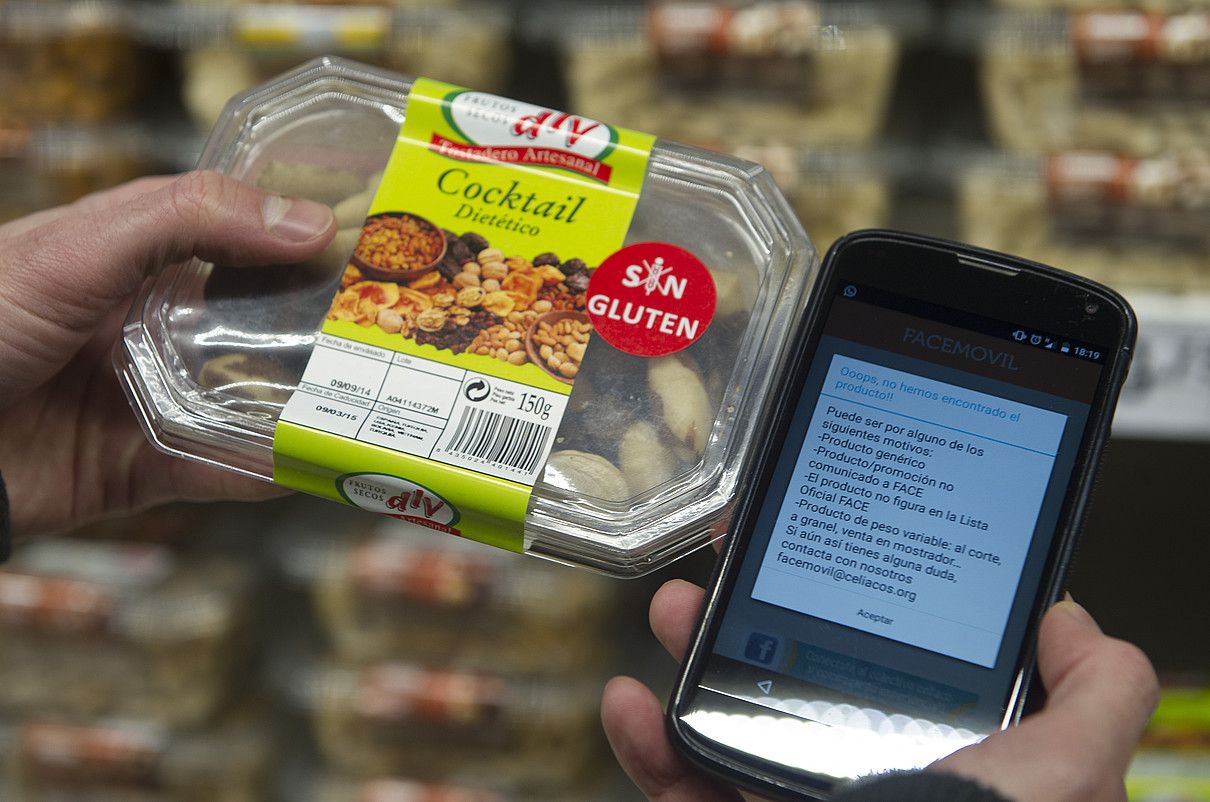 Zeliako bat, janaria erosten; adi erreparatu behar izaten diete produktuei, glutenik izan ez dezaten. M.DEL VALLE / ARP. Zeliako bat, janaria erosten; adi erreparatu behar izaten diete produktuei, glutenik izan ez dezaten. M.DEL VALLE / ARP.
