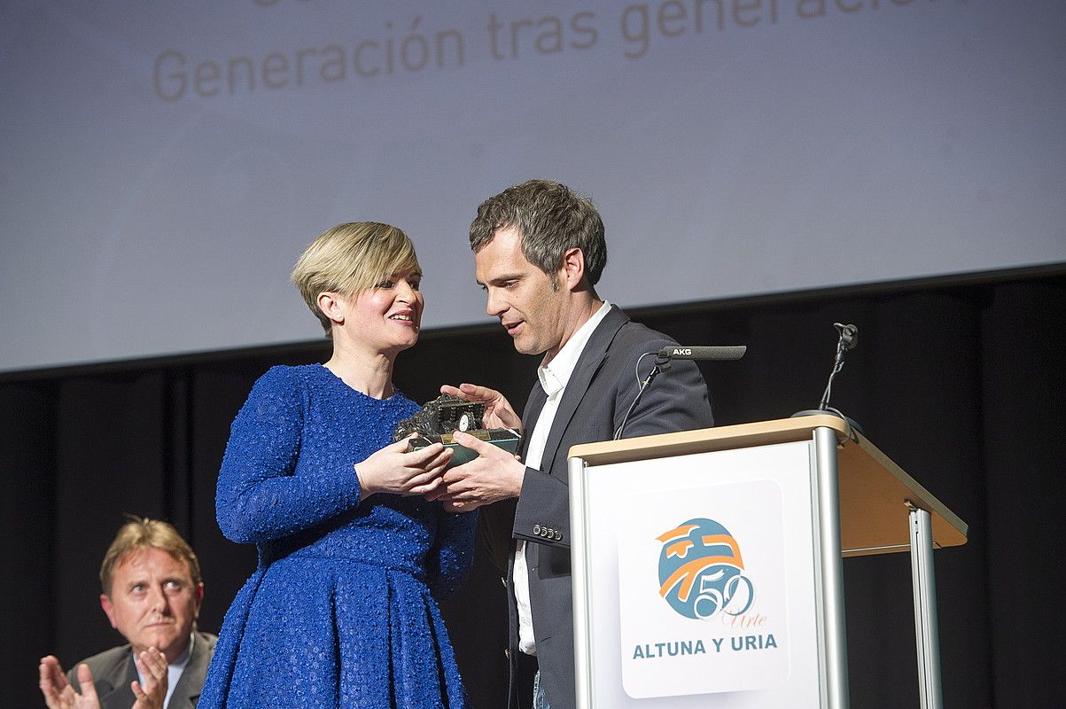 Maria Uria ETAk hildako enpresaburuaren alaba eta Eneko Etxeberria EH Bilduko alkatea, Azpeitian, atzo. J. C. RUIZ / ARP. Maria Uria ETAk hildako enpresaburuaren alaba eta Eneko Etxeberria EH Bilduko alkatea, Azpeitian, atzo. J. C. RUIZ / ARP.