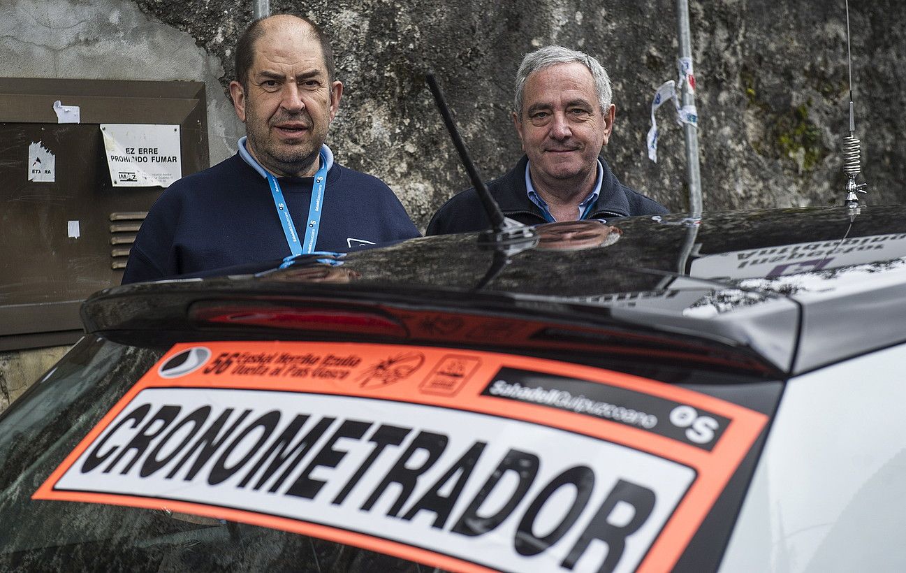 Martin Zabala auto gidaria eta Antonio Gaceo Itzuliko kronometratzailea, aste honetan, etapa bat hasi aurretik. JAGOBA MANTEROLA / ARGAZKI PRESS. Martin Zabala auto gidaria eta Antonio Gaceo Itzuliko kronometratzailea, aste honetan, etapa bat hasi aurretik. JAGOBA MANTEROLA / ARGAZKI PRESS.