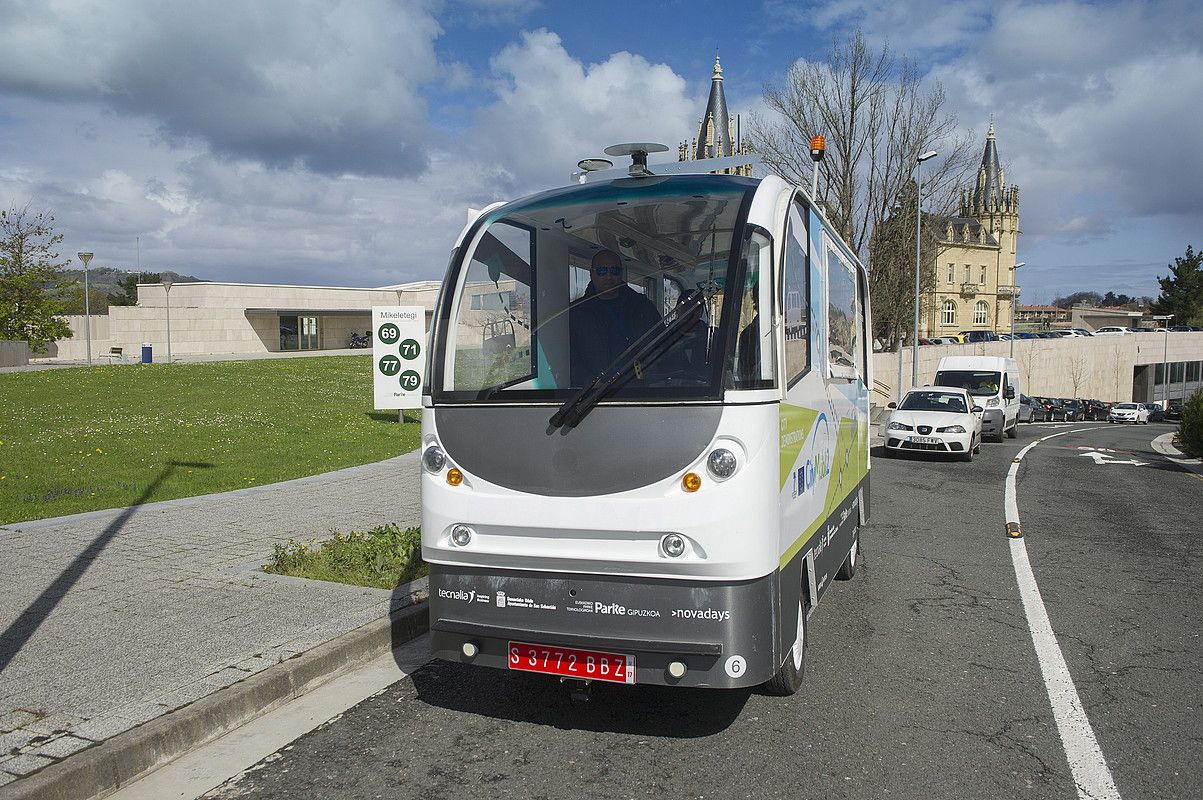 Gidaririk gabeko Citymobil2 autobus elektrikoa, Miramongo Parke Teknologikoan, atzo; atzean, auto bat eta furgoneta bat ilaran. JON URBE / ARGAZKI PRESS. Gidaririk gabeko Citymobil2 autobus elektrikoa, Miramongo Parke Teknologikoan, atzo; atzean, auto bat eta furgoneta bat ilaran. JON URBE / ARGAZKI PRESS.