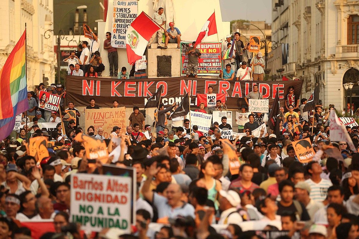 Manifestazio jendetsua egin zuten Liman, apirilaren 5ean, fujimorismoaren kontra. ERNESTO ARIAS/ EFE.