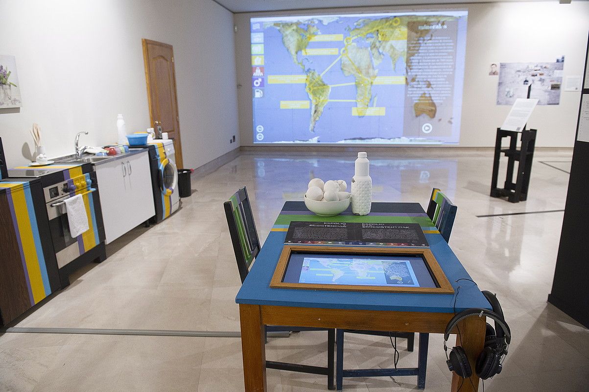 Sukaldea irudikatzen duen instalazioa eta bideo proiekzioa. JUAN CARLOS RUIZ / ARP. Sukaldea irudikatzen duen instalazioa eta bideo proiekzioa. JUAN CARLOS RUIZ / ARP.