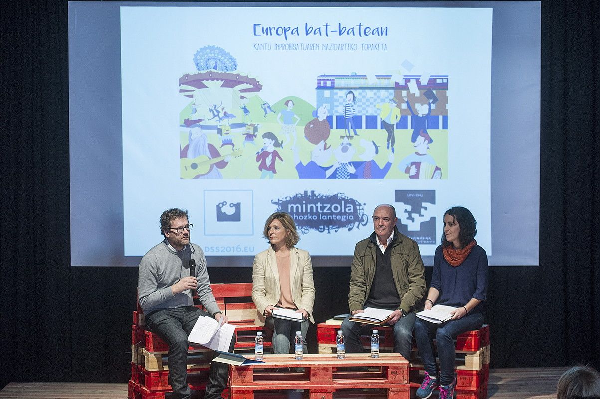 Europa Bat-batean egitasmoko antolatzaileak, atzo Donostian egindako aurkezpenean. JON URBE / ARGAZKI PRESS. Europa Bat-batean egitasmoko antolatzaileak, atzo Donostian egindako aurkezpenean. JON URBE / ARGAZKI PRESS.