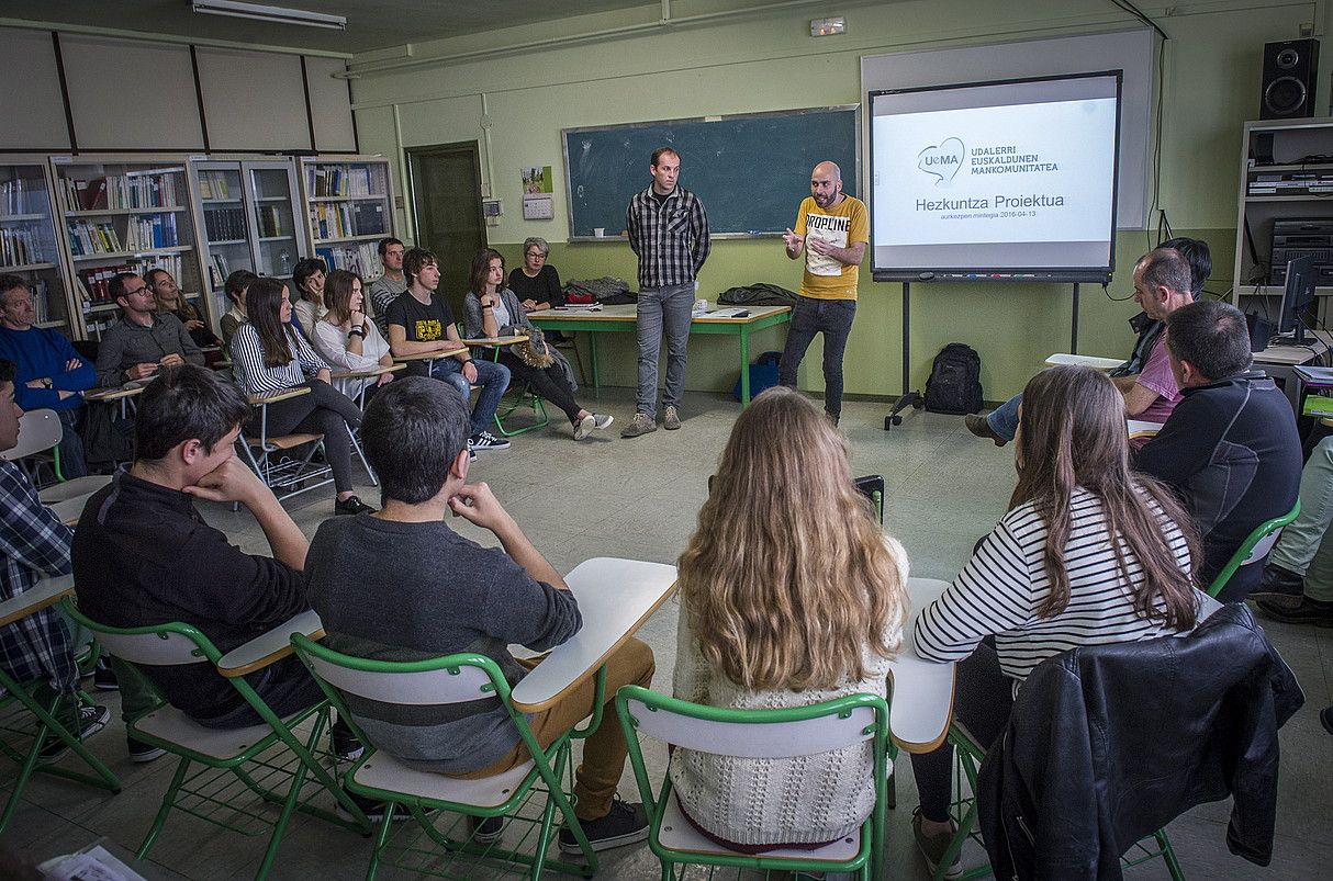 Irailean martxan jarriko du hezkuntza programa Uemak; Zarautzen aurkeztu zuen atzo. GORKA RUBIO / ARGAZKI PRESS.