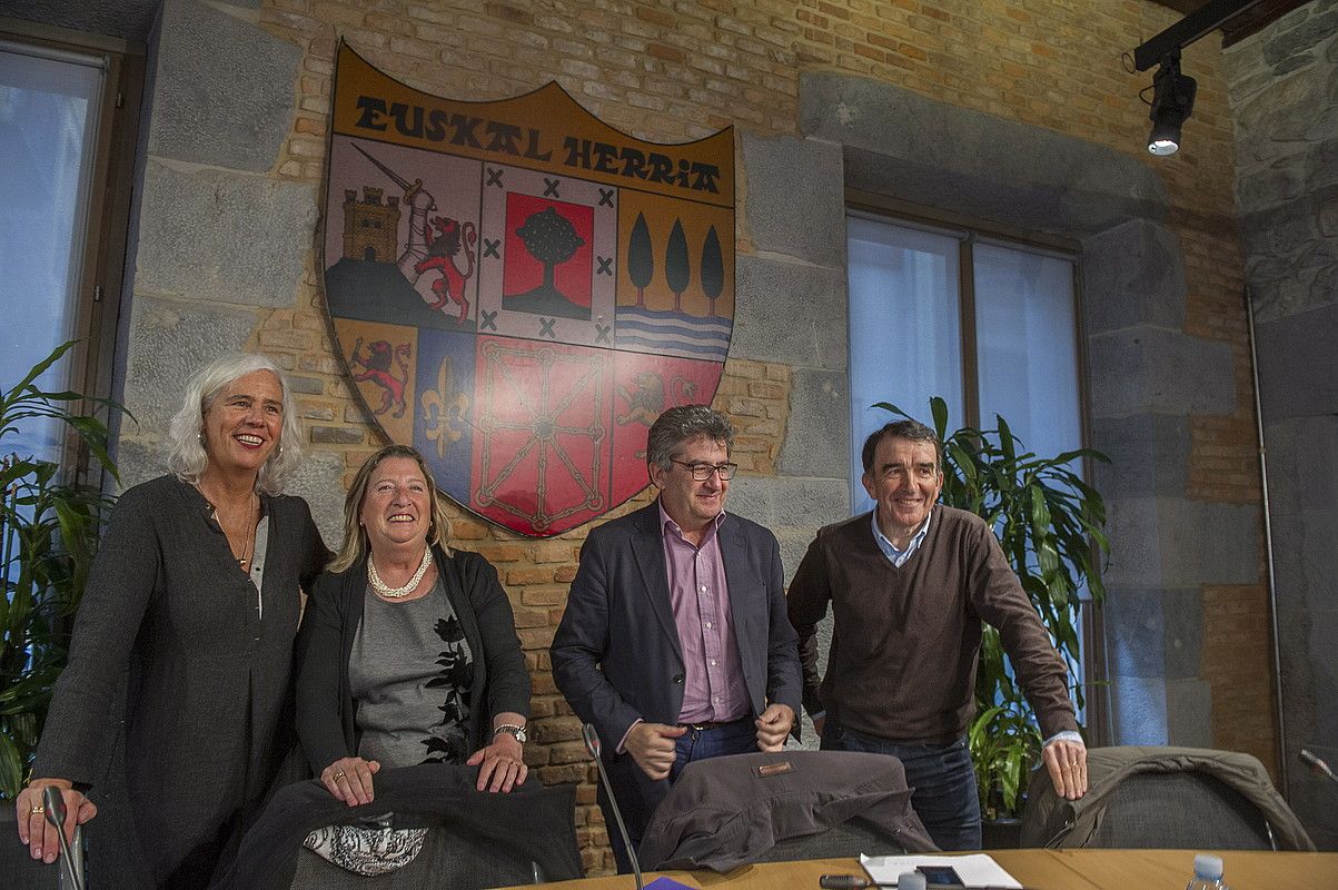 Garbiñe Biurrun, Carmen Lamarca, Jose Ricardo de Prada eta Iñigo Iruin, atzo, mahai ingurua hasi aurretik. JUAN CARLOS RUIZ / ARGAZKI PRESS.