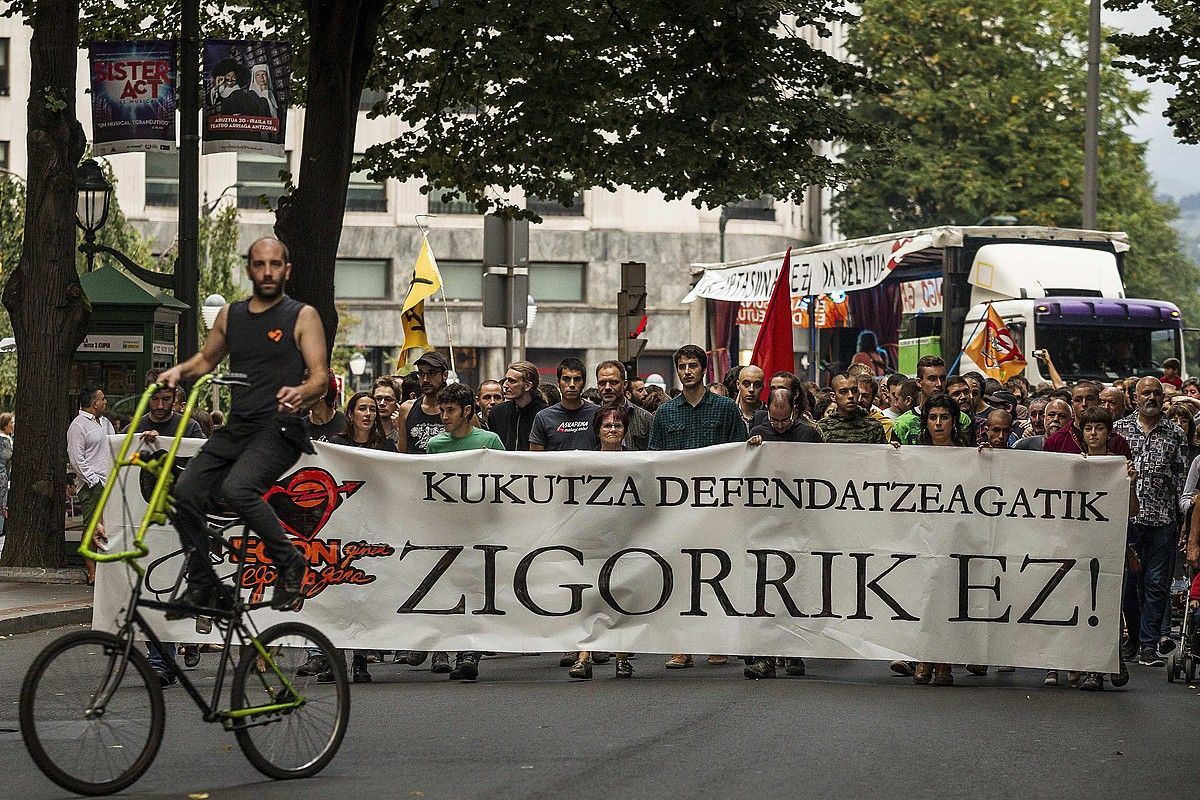 Irailean epaitu zituzten hemeretzi lagunak; irudian, haien aldeko manifestazio jendetsua, Bilbon. ARITZ LOIOLA / ARGAZKI PRESS.