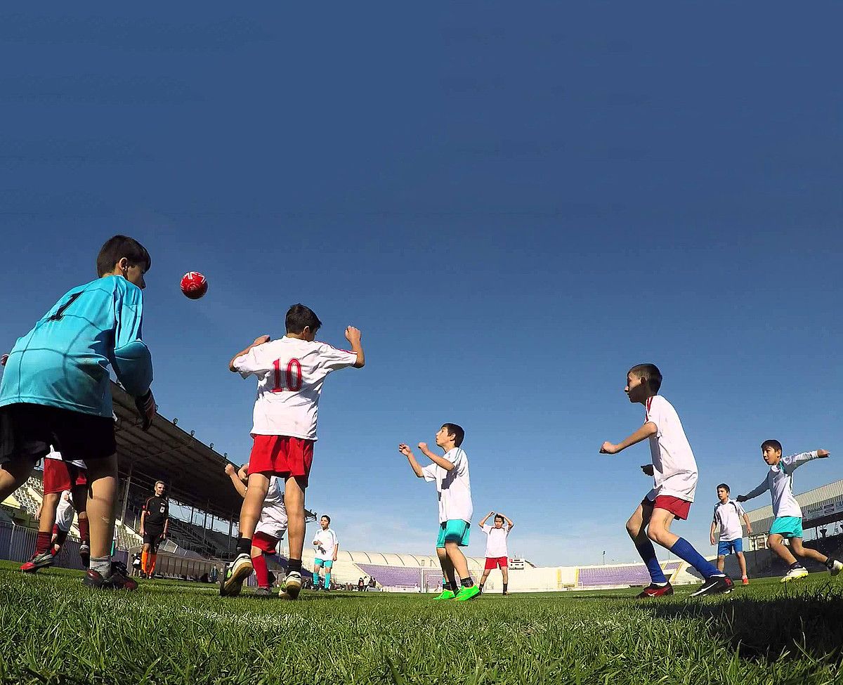 Adimen urritasuna daukaten eta ez daukaten haurrak, Turkian antolatutako Special Olympics txapelketako futbol partida bat jokatzen. ZEROPROJECT. Adimen urritasuna daukaten eta ez daukaten haurrak, Turkian antolatutako Special Olympics txapelketako futbol partida bat jokatzen. ZEROPROJECT.