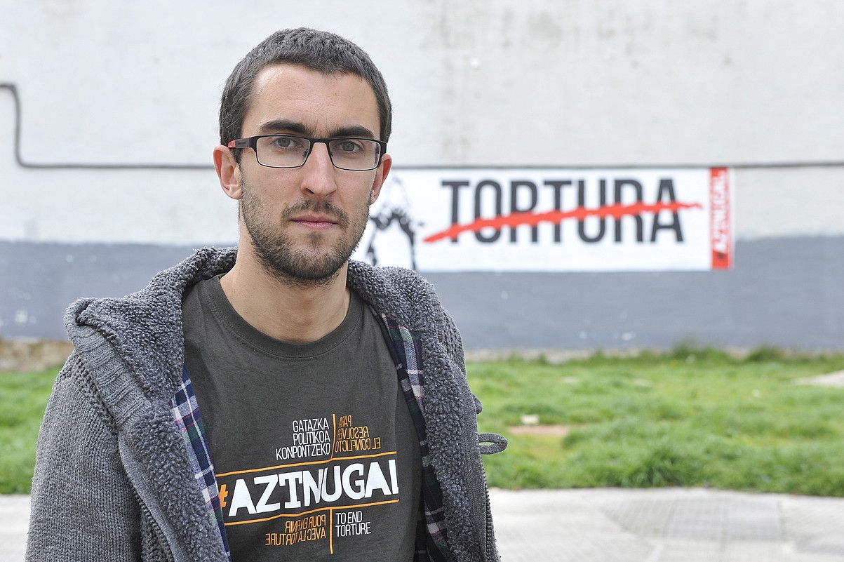 Iker Moreno Ibañez, Burlatan (Nafarroa) torturaren aurka egin zuten muralaren aurrean. IDOIA ZABALETA / ARGAZKI PRESS. Iker Moreno Ibañez, Burlatan (Nafarroa) torturaren aurka egin zuten muralaren aurrean. IDOIA ZABALETA / ARGAZKI PRESS.