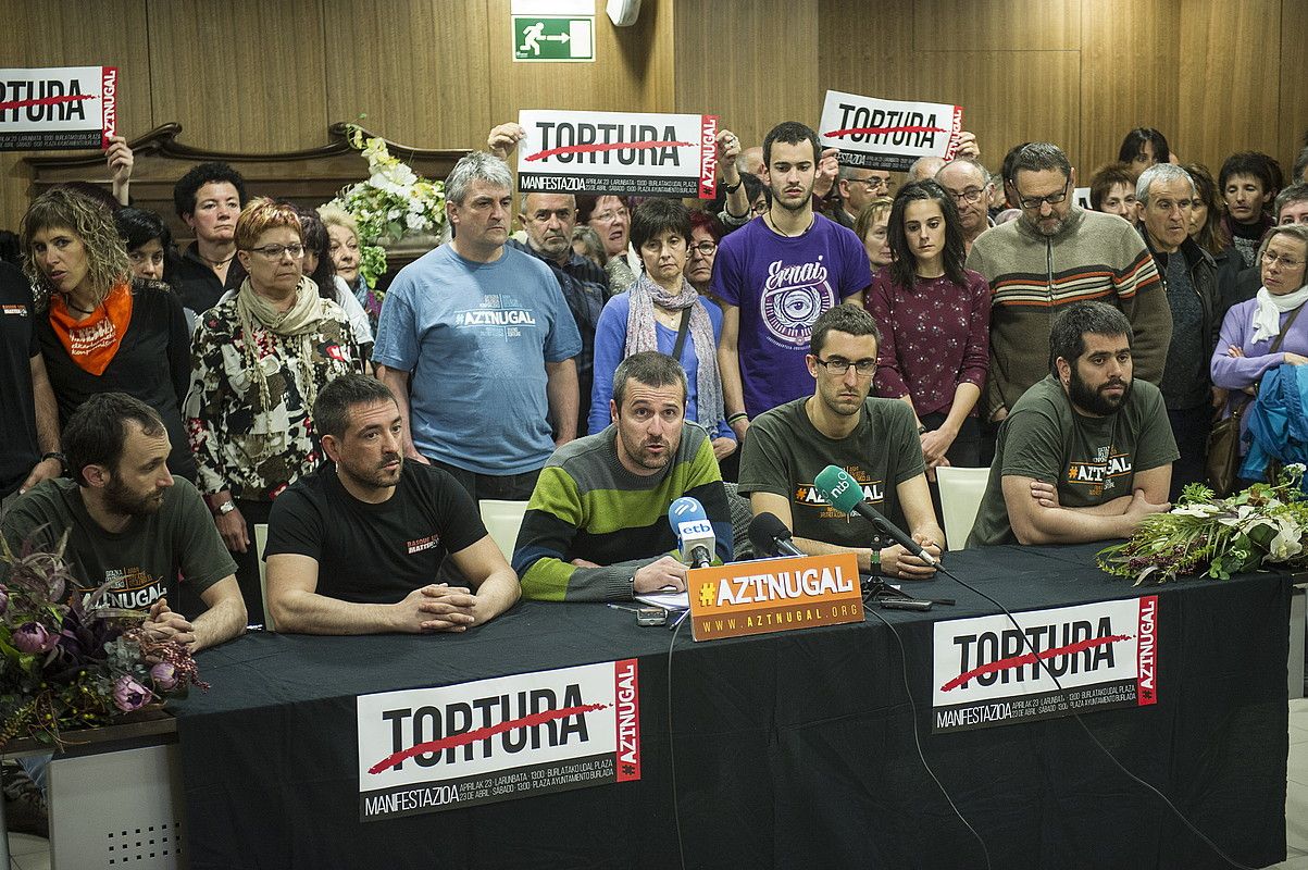 Gonzalez, Arratibel, Mayo, Moreno eta Zabala, atzo, Burlatan egindako agerraldian. JAGOBA MANTEROLA / ARGAZKI PRESS.