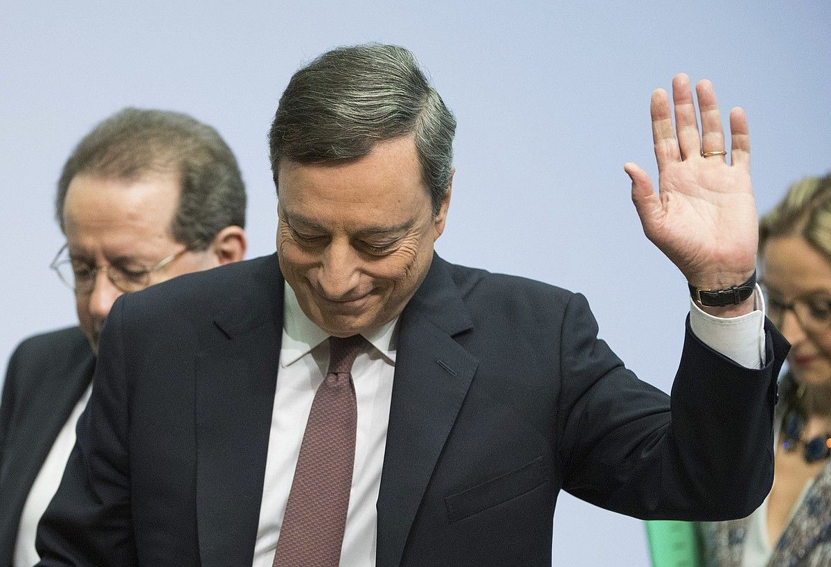 Mario Draghi EBZko presidentea hedabideak agurtzen, atzo gobernu kontseiluaren osteko agerraldia amaitu ondoren. ARNE DEDERT / EFE.