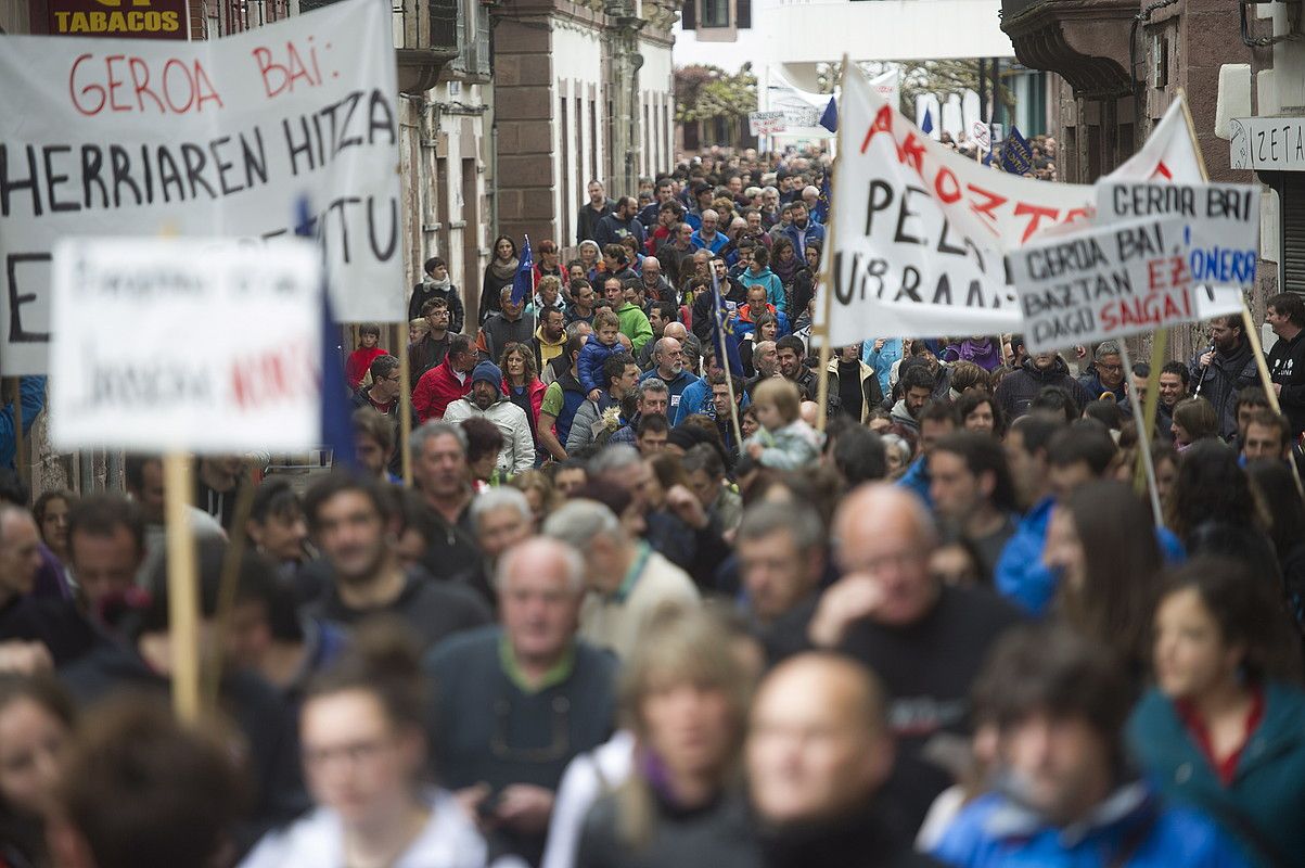Elizondoko udaletxe plazatik abiatuta egin zuten manifestazioa, atzo. JAGOBA MANTEROLA / ARGAZKI PRESS. Elizondoko udaletxe plazatik abiatuta egin zuten manifestazioa, atzo. JAGOBA MANTEROLA / ARGAZKI PRESS.