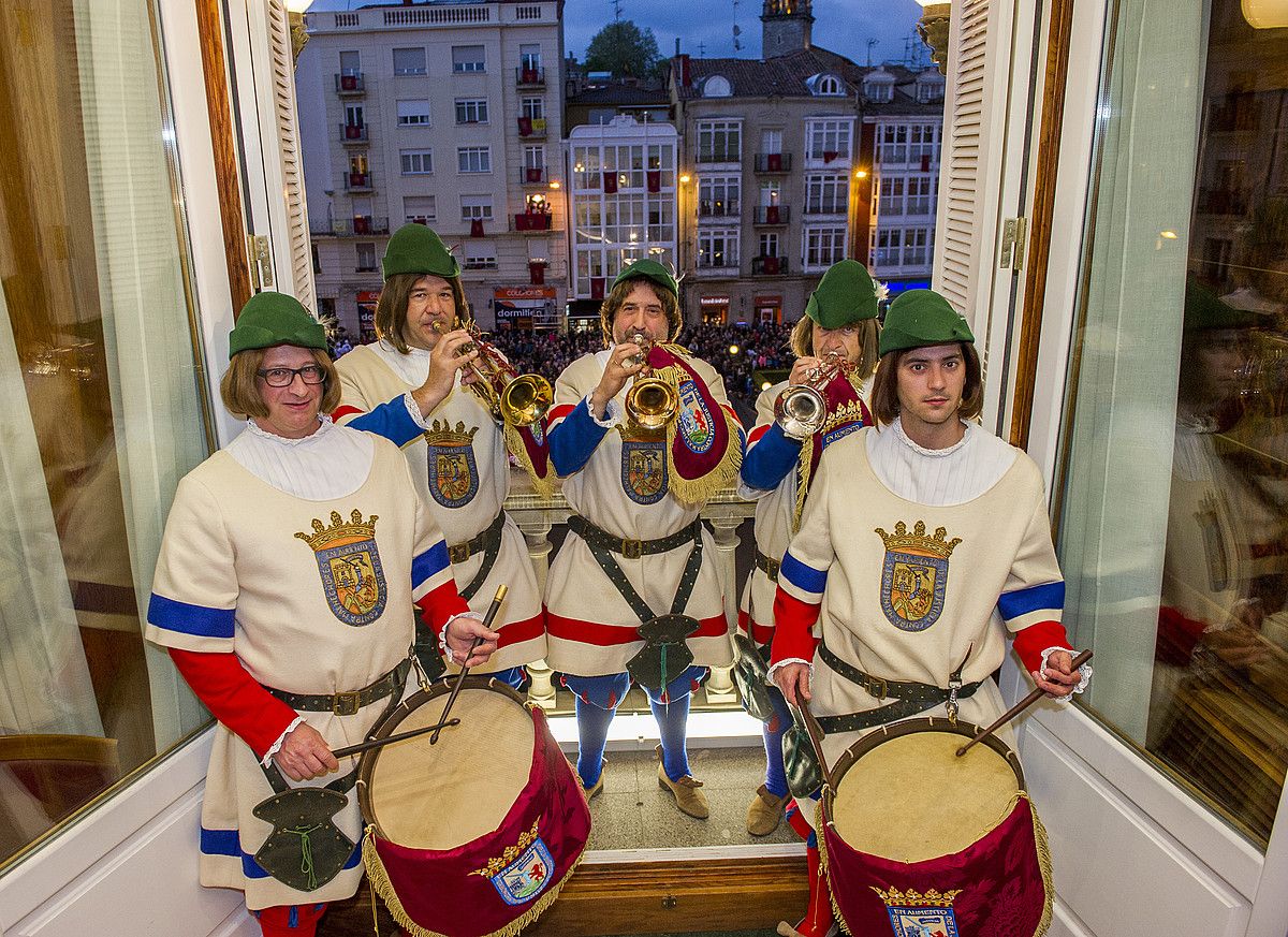 Arabako Foru Aldundiko atabalari eta tronpeta jotzaileak, joan den urteko erretretari hasiera emateko prest. JUANAN RUIZ / ARGAZKI PRESS. Arabako Foru Aldundiko atabalari eta tronpeta jotzaileak, joan den urteko erretretari hasiera emateko prest. JUANAN RUIZ / ARGAZKI PRESS.