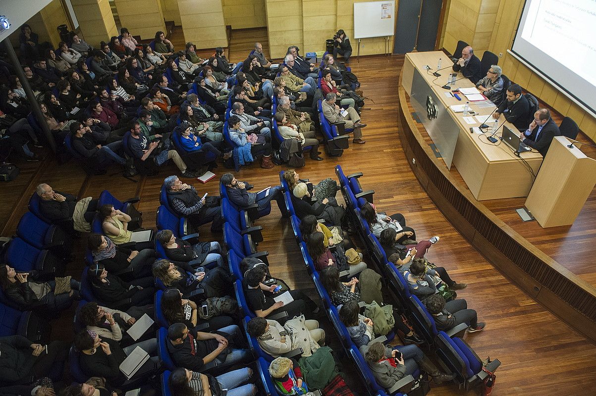 Ia goraino bete zen Hezkuntza Zientzien Fakultateko areto nagusia, atzo, torturari buruzko hitzaldiarekin. JON URBE / ARP.