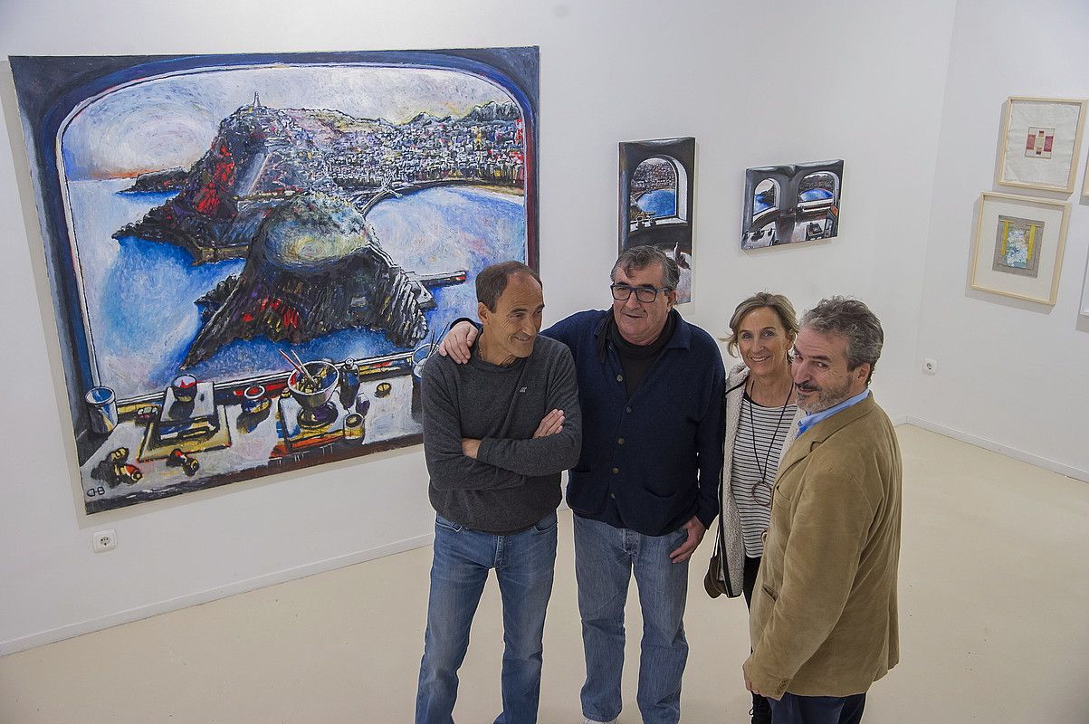 Pedro, Juan, Maria eta Eduardo Txillida, atzo, Donostiako Ekain galeriako erakusketan. ANDONI CANELLADA / ARGAZKI PRESS.