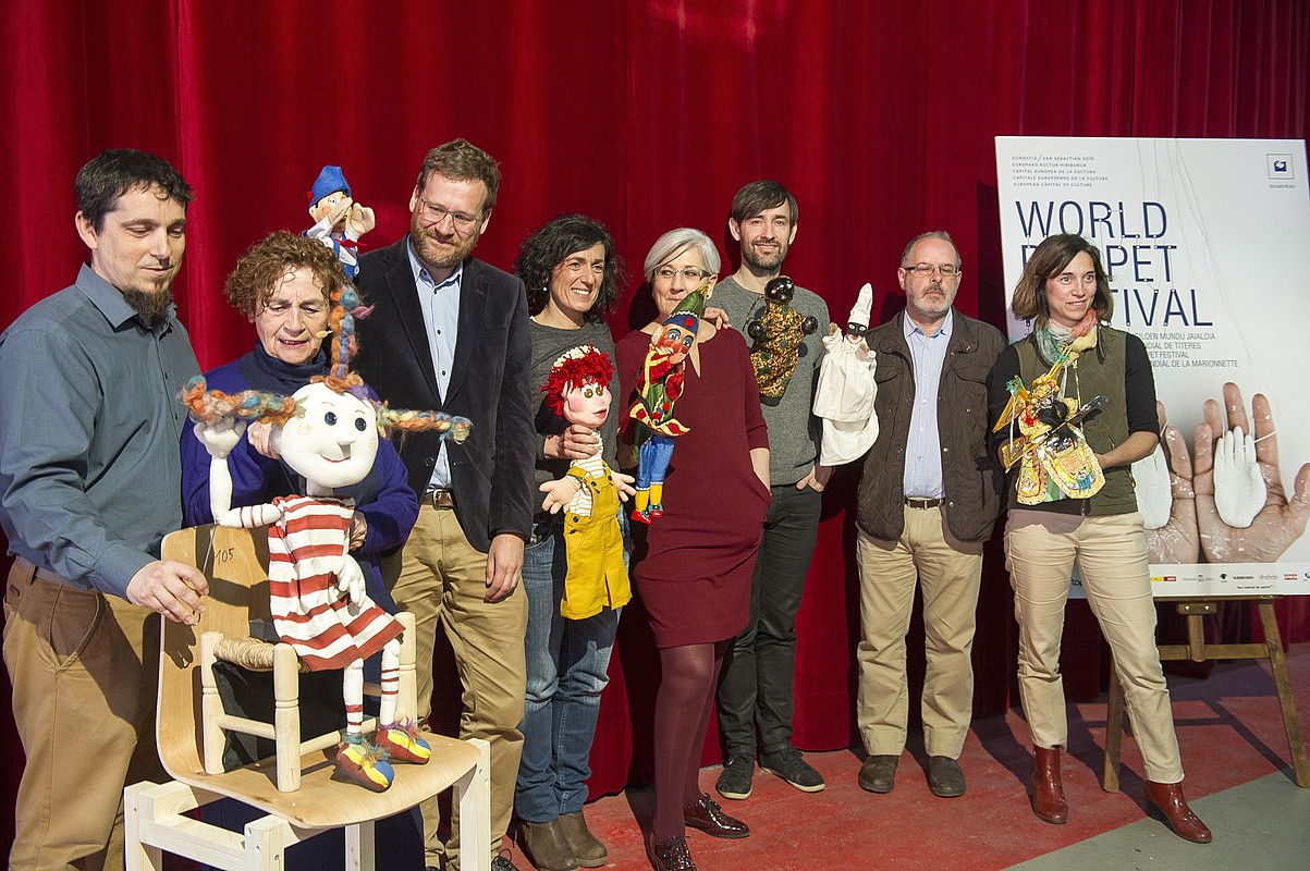 Donostia 2016, Topic eta Unima erakundeetako ordezkariak, World Puppet Festival jaialdiaren aurkezpenean, atzo, Donostian. JUAN CARLOS RUIZ / ARGAZKI PRESS.