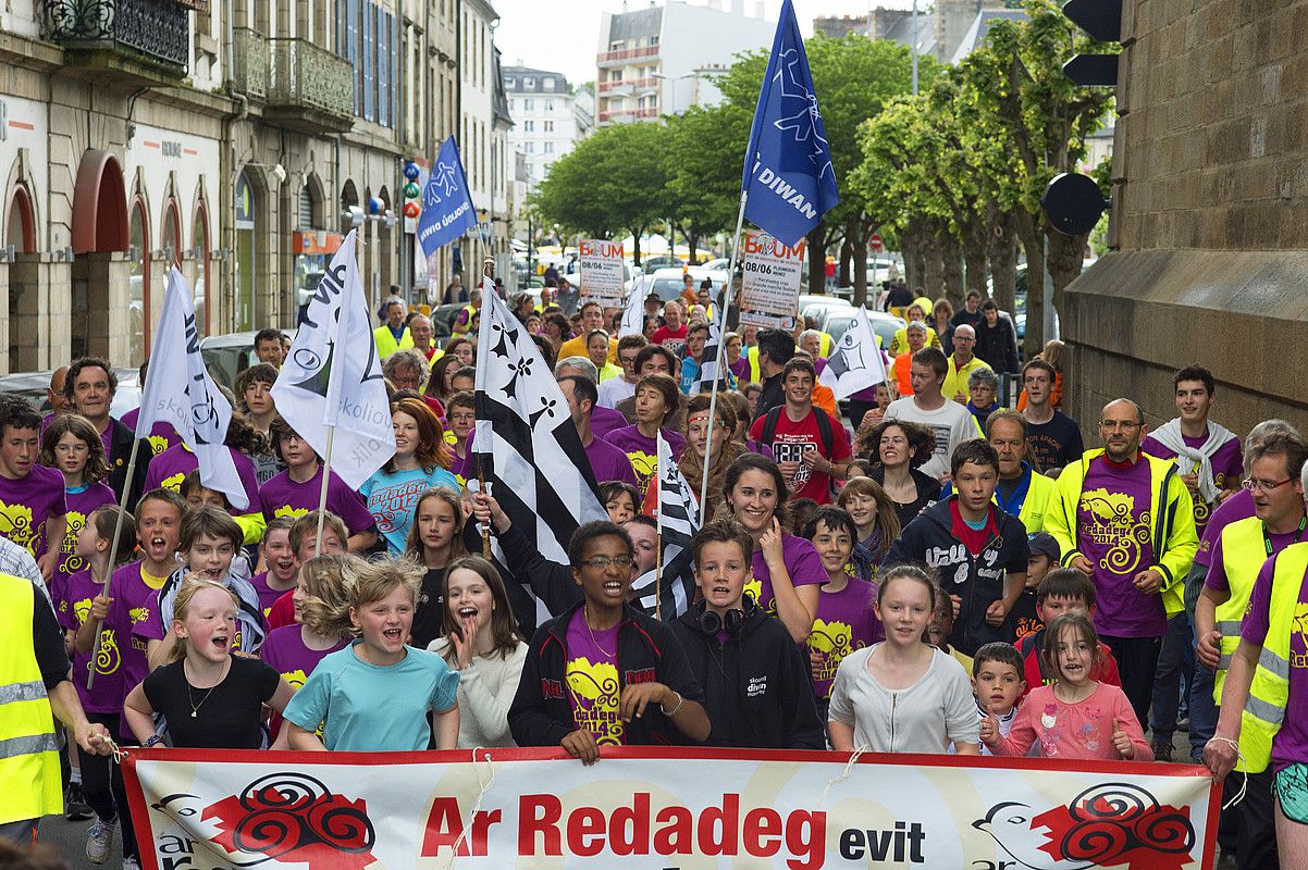 Duela bi urte egin zen azken Ar Redadeg. Jende andana bildu zuen zeharkatutako 1.500 kilometroetan. AR REDADEG.