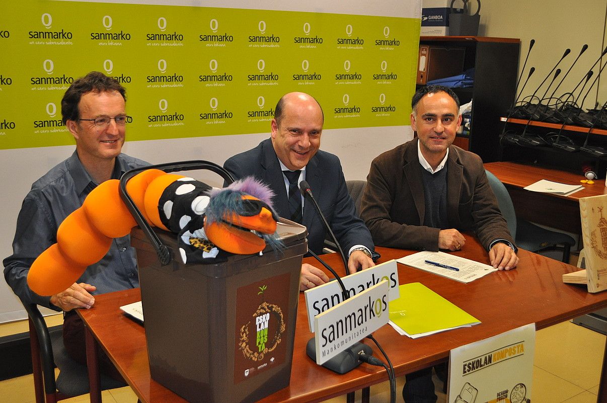 Sinaduraren unean, atzo. BERRIA.