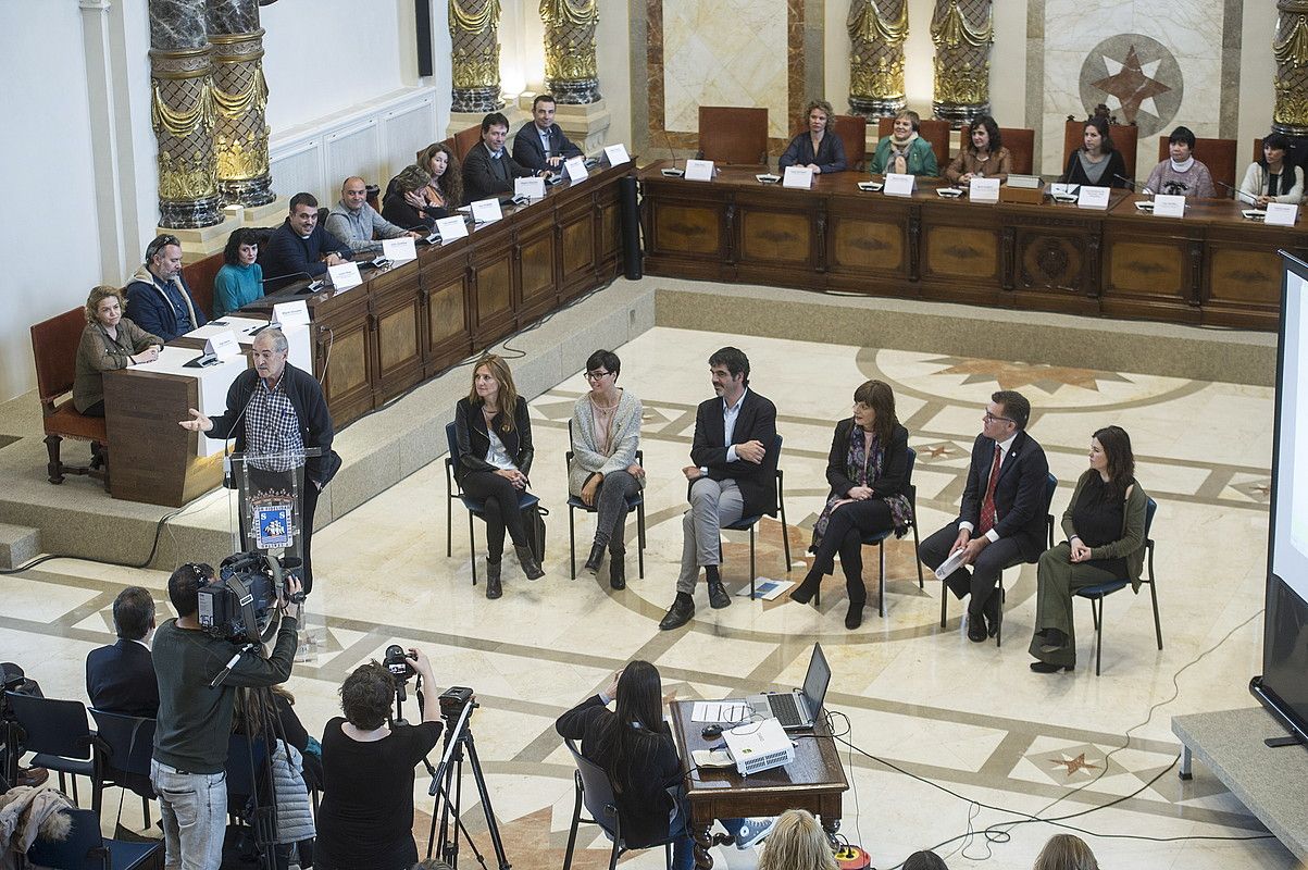 ZAS izenpetu duten eragileak Donostian bildu ziren atzo. JON URBE / ARGAZKI PRESS.