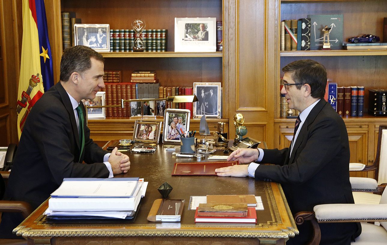Felipe VI.a Espainiako erregea eta Patxi Lopez Kongresuko presidente ohia hauteskundeetara deitzeko dekretua sinatzen, atzo. EFE. Felipe VI.a Espainiako erregea eta Patxi Lopez Kongresuko presidente ohia hauteskundeetara deitzeko dekretua sinatzen, atzo. EFE.
