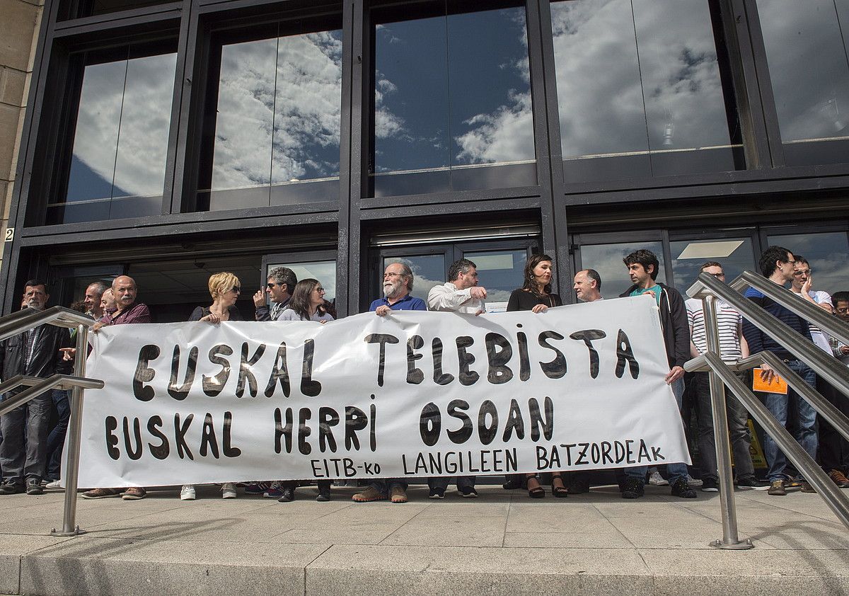 EITBko langileek protesta egin zuten atzo Bilboko egoitzaren atarian. MONIKA DEL VALLE / ARGAZKI PRESS. EITBko langileek protesta egin zuten atzo Bilboko egoitzaren atarian. MONIKA DEL VALLE / ARGAZKI PRESS.